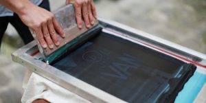 Read more about the article 6 Perbedaan Antara Sablon Rubber Dengan Sablon Plastisol