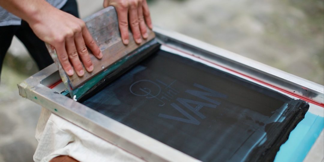 Read more about the article 6 Perbedaan Antara Sablon Rubber Dengan Sablon Plastisol